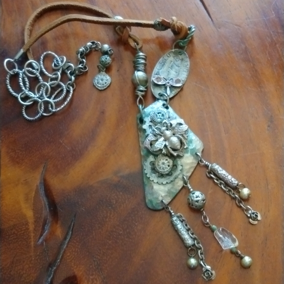 Rustic handmade citrine bee necklace - Picture 5 of 6